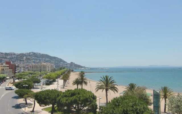 Cozy apartment on the sandy Nova beach in Roses, Spain