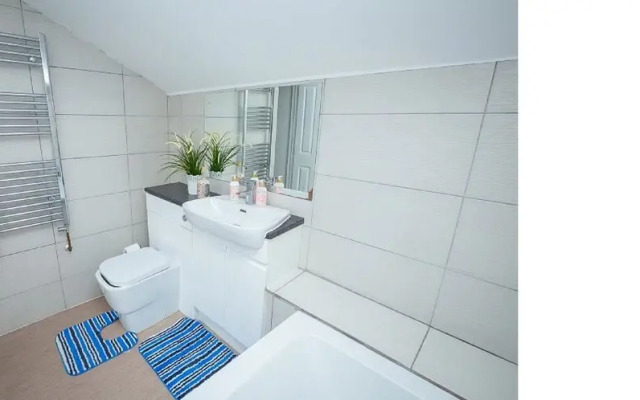 Spacious Home for Groups With Parking