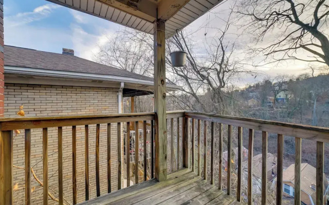 5 Mi to Dtwn: Pittsburgh Apt w/ Balcony