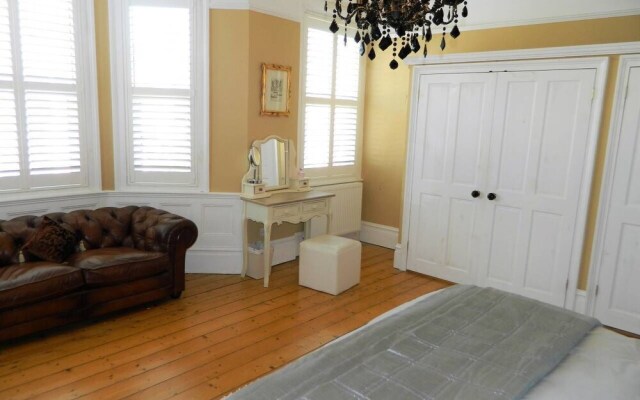 Period Home - Charming Features - 1 Mile From Hoe