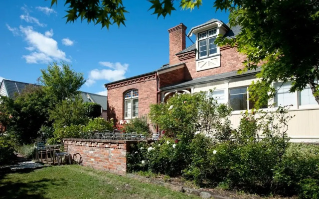 Lowena Cafe and Accommodation