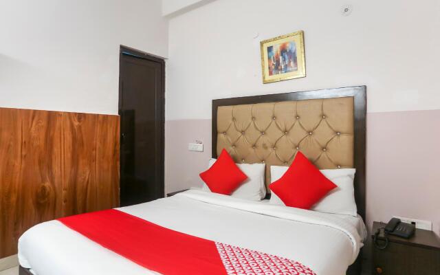 OYO 69875 Hotel Cross 24