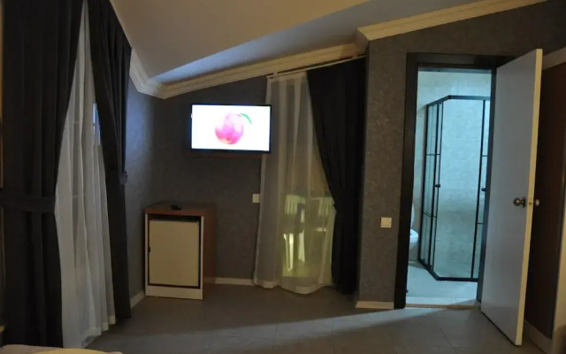 Anita Kemer Noch Hotel