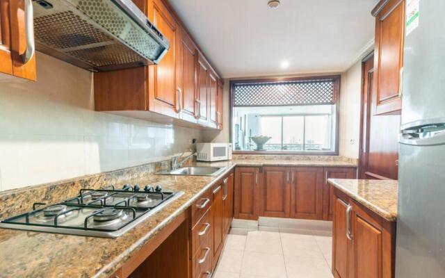 Luxurious 2BDR condo located in Prestigious Tower.