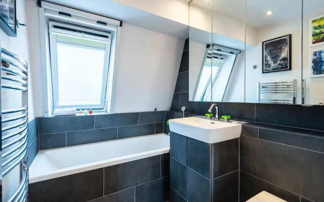 Immaculate Hammersmith Home By The River Thames