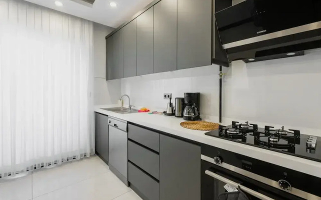 Stylish Flat w Balcony Near Lara Beach