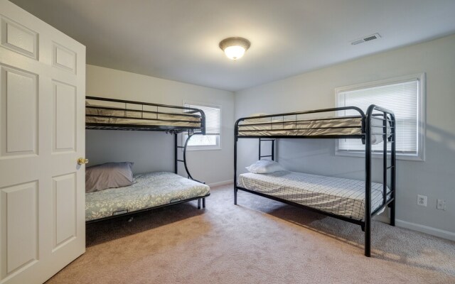 Spacious Triangle Townhome - Near Hiking & Golf!