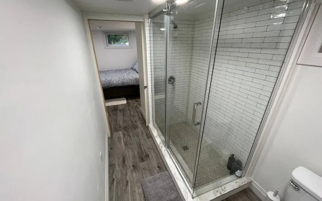 Adorable 1 Bedroom Suite With Kitchen &