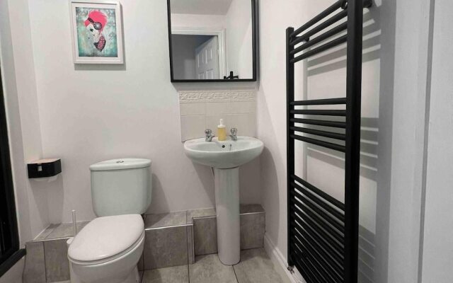 1-bed Apartment in Greater London Next to Station