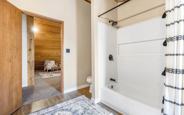 Lodge Hot Tub Dueling Basketball