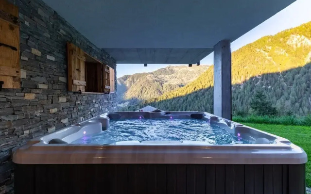 Authentic Swiss Spa Chalet Hot Tub & Sauna