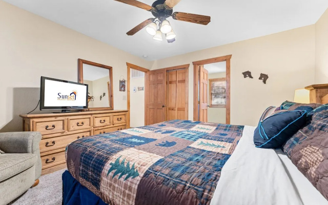 River's Creek 4 Bedroom Cabin by RedAwning