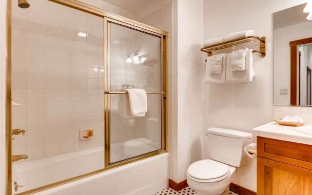 Perfectly Placed 2 Bedroom Vacation Rental in Historic Downtown Breckenridge with Access to Hot Tub and Pool