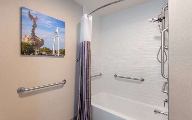 La Quinta Inn & Suites by Wyndham Wichita Airport