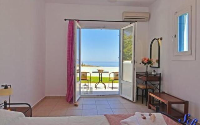 Sarakiniko Rooms