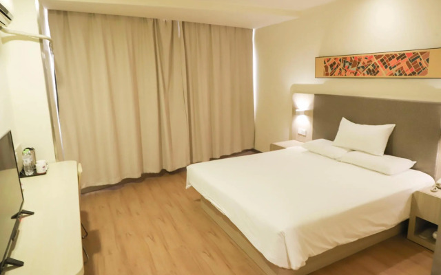Home Inn JiNan Railway Station Square
