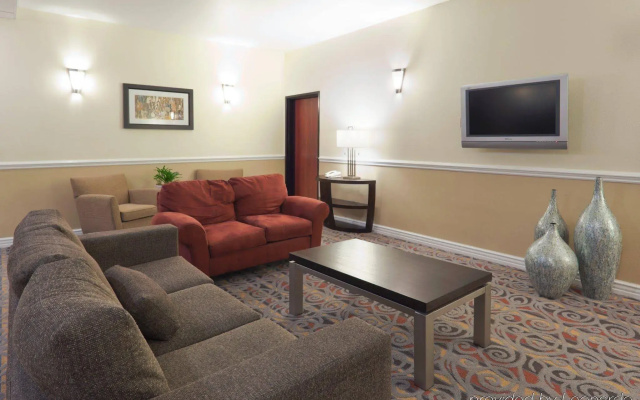 Holiday Inn Express and Suites Bakersfield Central by IHG