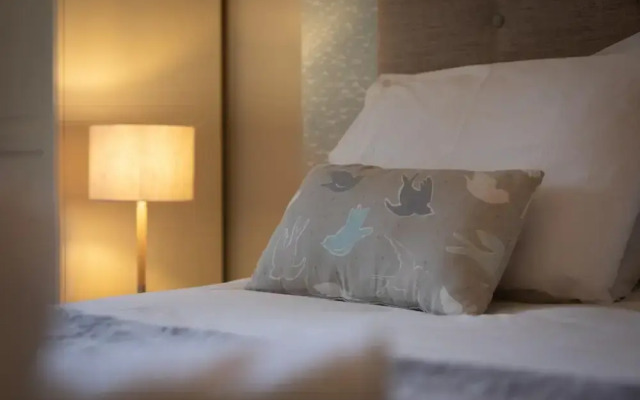 Spinnaker - Close to Town Sea Views