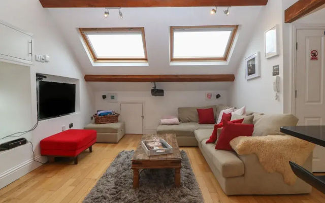Apartment 2, Gorwel Glas