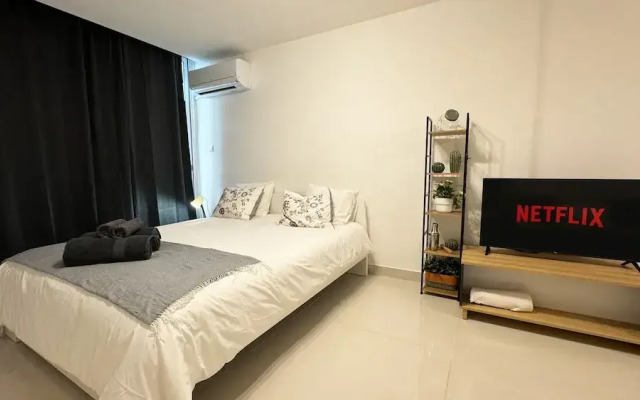 Flora Beachfront Larnaca Finikoudes