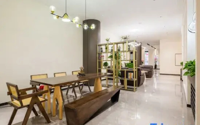 Rezen King Town Hotel