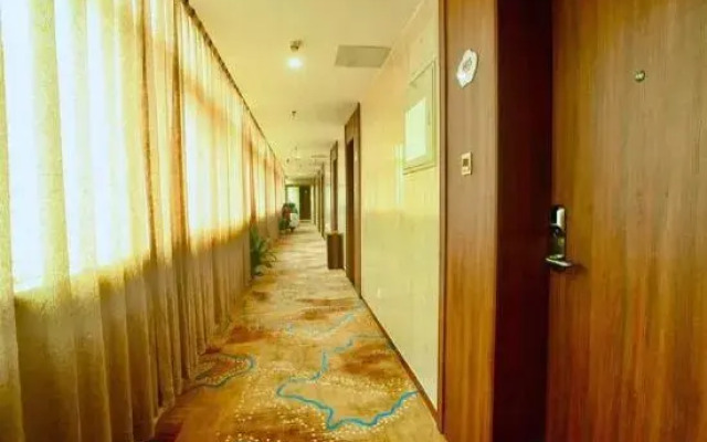 Mingyue Business Hotel(Huaqiang North subway station store)