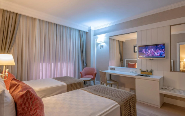 Port River Hotel & Spa