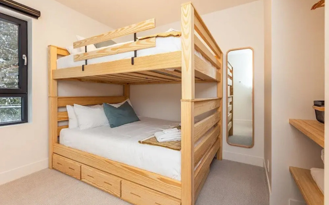 Tally Ho By Revelstoke Vacations