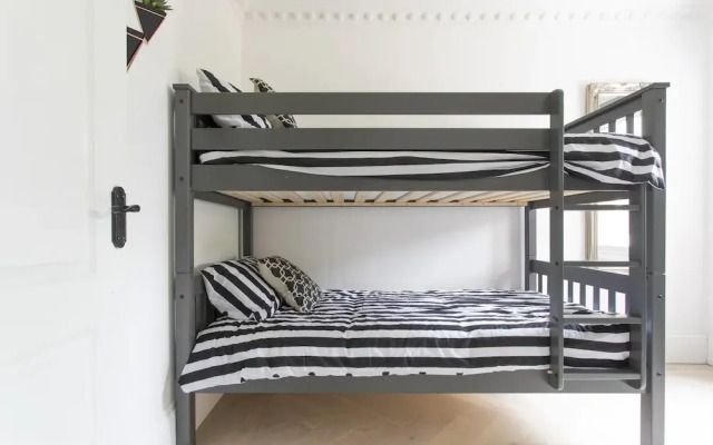 Stunning 4-bed Property in London-parking & Garden