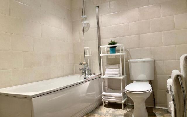 Alpheus Living: Newsham Apartment