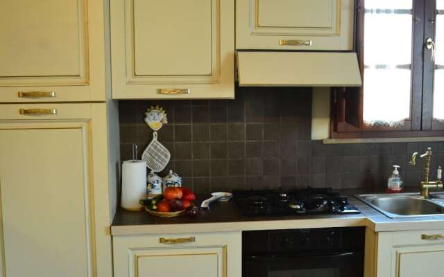 Delightful Holiday Home With Garden, Pool, Heating, Parking