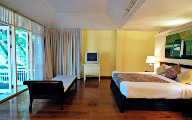 Baan Bayan Beachfront Hotel
