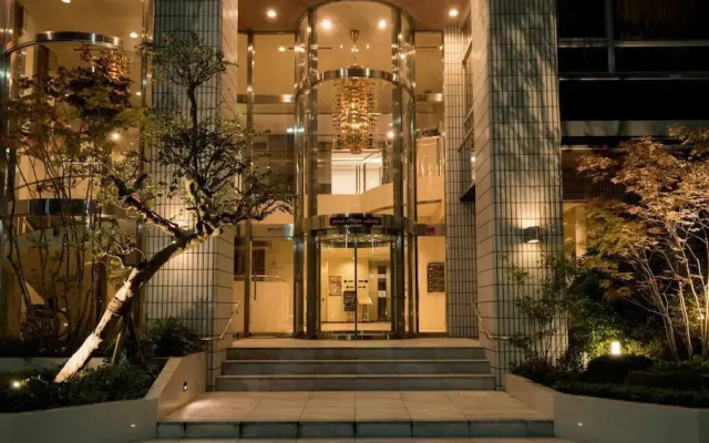 PLAZA EAST CABIN - Caters to men