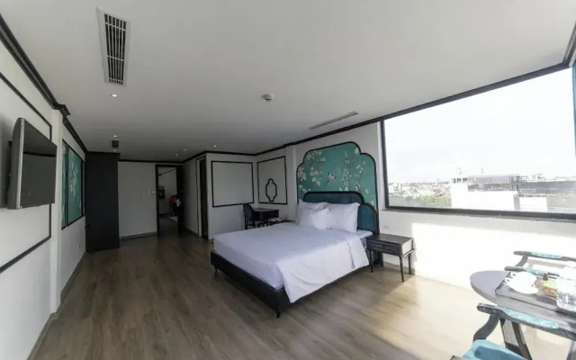 Azen Lakeside Hotel & Travel