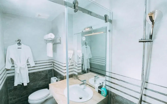 Queenie Hotel