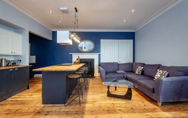 Market Street Apartment Sleeps 6