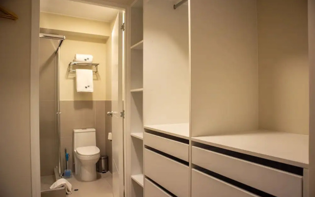 w Striking 1BR w Perfect Balcony Near Kennedy Park