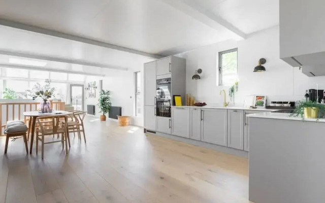 Cheyne Walk Houseboat by Onefinestay