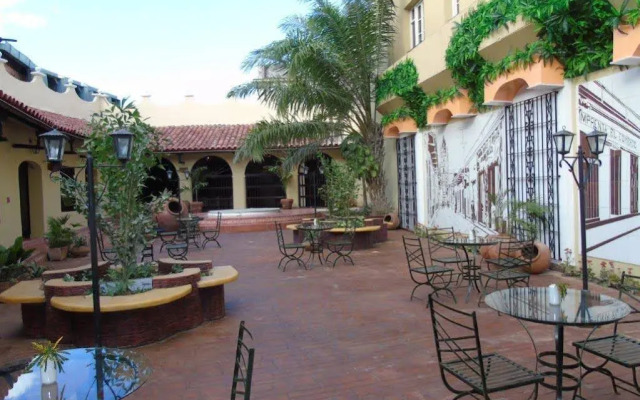 Hotel E Colonial