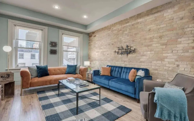 Casa Queen East Jaw Dropping 3BR Suite