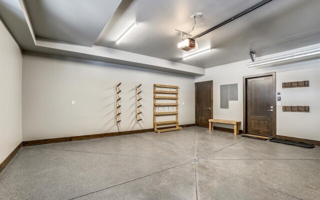 Five Peaks Townhouse with Garage and Hot Tub by RedAwning