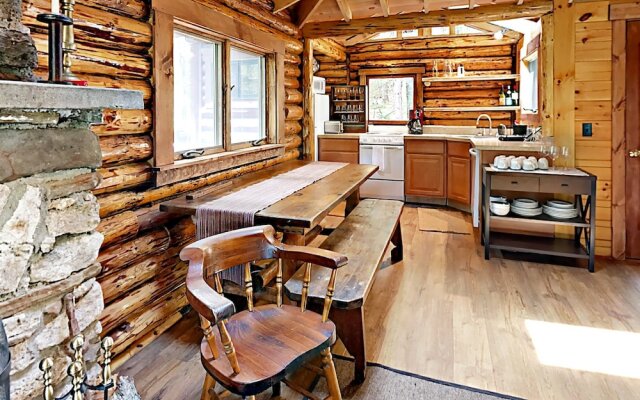 Sprucewood Cabin - 2 Br cabin by RedAwning