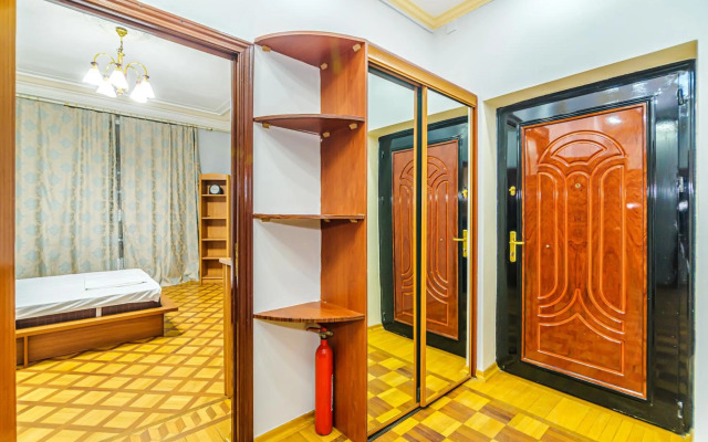 M Estate. Targovu. Nizami Street 4 room. (021).