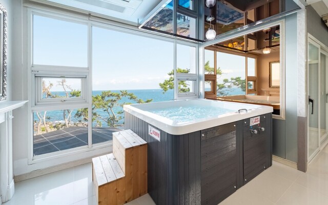 Pohang Pinewave Sea & Spa Pension