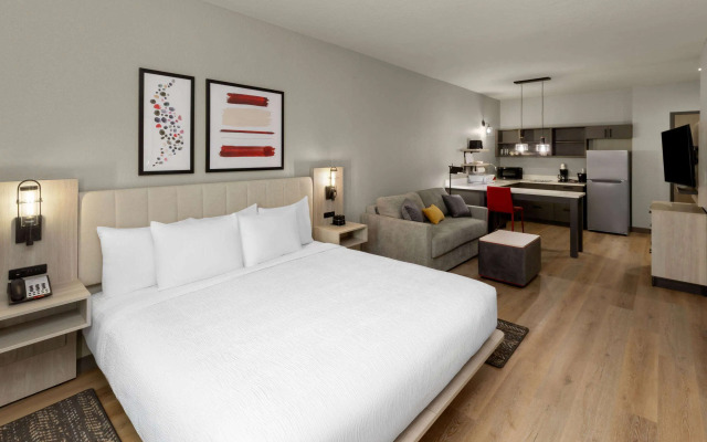 La Quinta Inn & Suites by Wyndham DeSoto