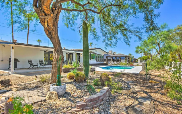 Modern Phoenix Home: Poolside Family Retreat!