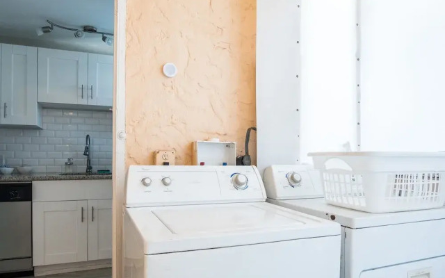 SoHo 2 BR with Parking and WiFi by Frontdesk