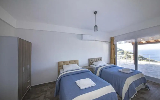 Peaceful House With Private Beach in Gumusluk