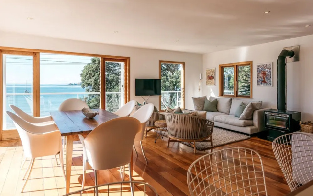 The Beach House – Guest Rooms – Oneroa Bay