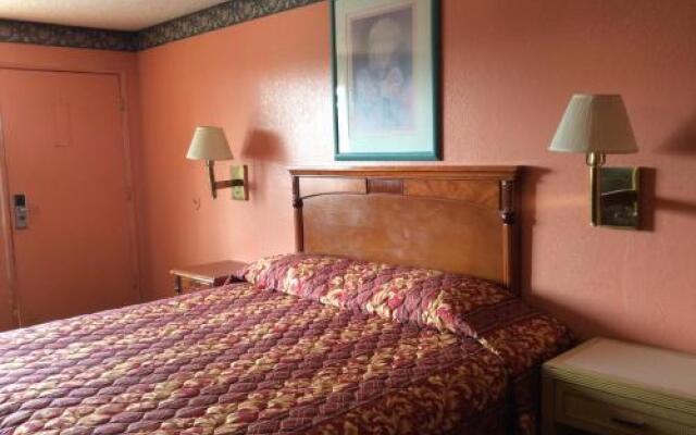 Economy Inn - Near National Orange Show Events Center